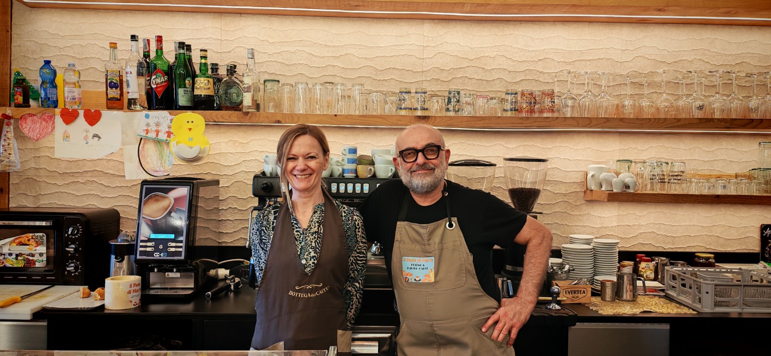 Martina e Giovanni sorridono dietro il banco del Pane di Marty